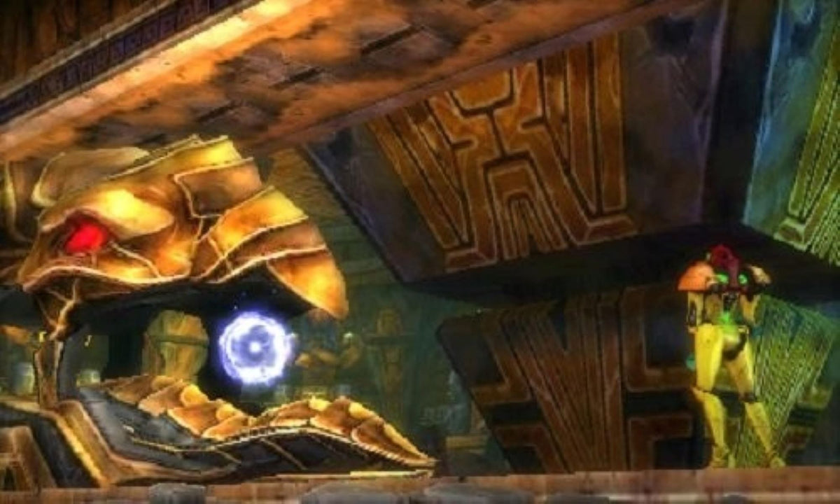 In Metroid: Samus Returns kniet Samus Aran vor einem grossen, goldenen Monster mit rotem Auge.