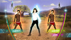 Michael Jackson tanzt in einem afrikanischen Setting mit zwei Begleitern vor einem Baum und Hügeln.