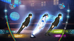 Drei Michael Jacksons im Anzug führen den Lean-Tanzschritt aus dem Musikvideo Smooth Criminal vor.