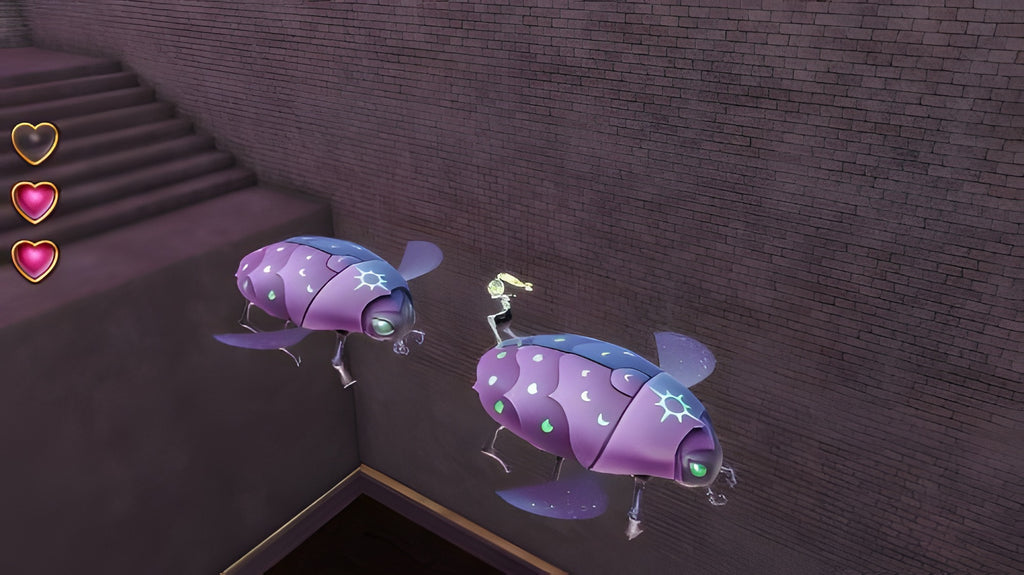In Monster High: 13 Wünsche fliegt eine Figur auf einem lila Käfer durch einen dunklen Gang.
