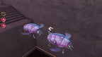 In Monster High: 13 Wünsche fliegt eine Figur auf einem lila Käfer durch einen dunklen Gang.