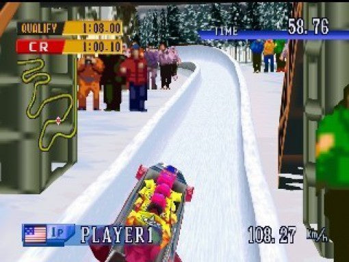 Ein Bobsled-Team rast in einem Eiskanal bergab, während Zuschauer am Rand des Kanals stehen.
