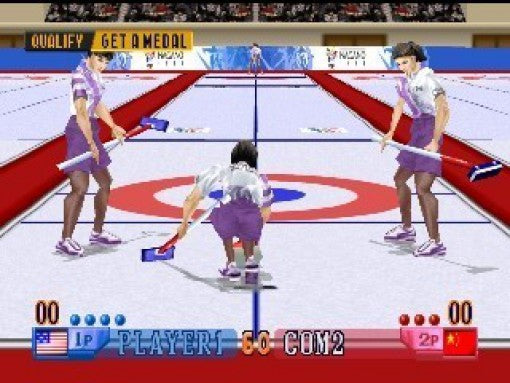 Drei Curling-Spielerinnen in lila-weißen Uniformen sind auf dem Eis zu sehen, eine schiebt einen Stein.