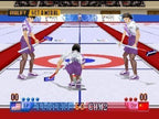 Drei Curling-Spielerinnen in lila-weißen Uniformen sind auf dem Eis zu sehen, eine schiebt einen Stein.