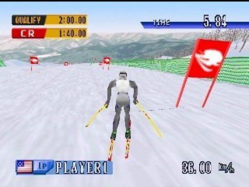 Ein Skifahrer fährt bei einem Abfahrtsrennen auf einer verschneiten Piste mit roten Toren bergab.