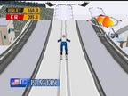 Ein Skispringer in blau-weißem Anzug steht auf einer Skisprungschanze und bereitet sich auf den Absprung.