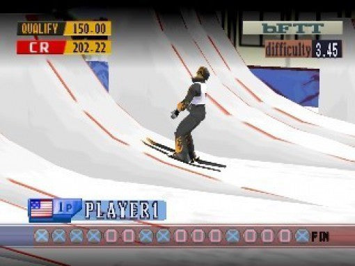 Ein Snowboarder in schwarzem Anzug fährt auf einer weißen Halfpipe und bereitet sich auf einen Sprung.