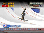 Ein Snowboarder in schwarzem Anzug fährt auf einer weißen Halfpipe und bereitet sich auf einen Sprung.