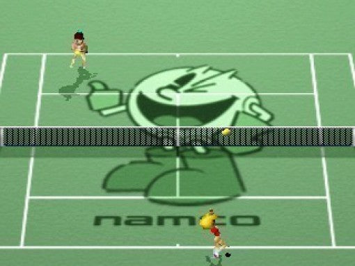 Zwei Comic-Tennisspieler auf einem grünen Tennisplatz mit einem großen, hellgrünen Pac-Man-Logo in der Mitte.