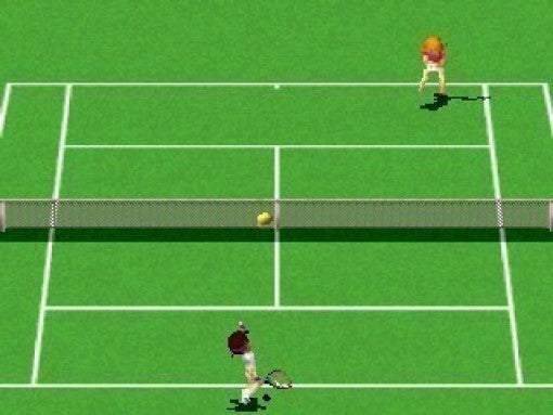 Zwei Tennisspielerinnen auf einem grünen Tennisplatz während eines Spiels, von oben betrachtet.