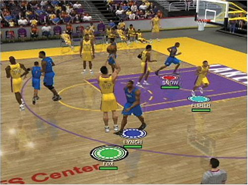 Eine Spielszene mit mehreren Basketballspielern in gelben und blauen Trikots auf dem Spielfeld.
