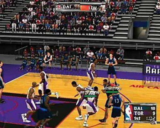 Eine Spielszene mit mehreren Basketballspielern auf dem Feld, darunter Dirk Nowitzki.