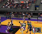Eine Spielszene mit mehreren Basketballspielern auf dem Feld, darunter Dirk Nowitzki.