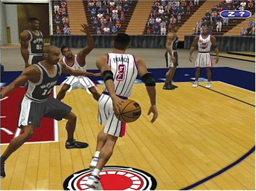 Ein Basketballspieler dribbelt mit dem Ball auf einem Spielfeld, umgeben von anderen Spielern und Zuschauern.