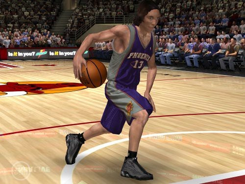 Ein Basketballspieler in einem lila-grauen Trikot dribbelt den Ball auf dem Spielfeld.