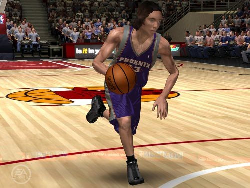 Ein Spieler mit langen Haaren im lila Trikot dribbelt den Basketball über das Spielfeld.