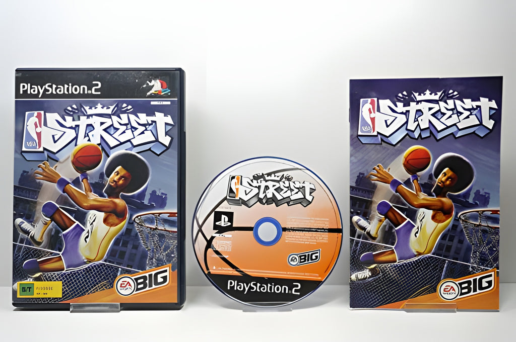 Das Hauptbild zeigt die Verpackungsvorderseite von NBA Street für PS2, die Disc und die Anleitung.