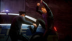 Ein Polizist verhaftet in Need for Speed: The Run einen Mann auf einem Polizeiauto.