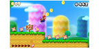 Eine Szene aus New Super Mario Bros. 2 zeigt Mario mit einem Waschbärenschwanz in der Luft.