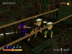 Der lila Ninja kämpft auf einer Holzbrücke in einem Dschungelgebiet gegen drei Gegner mit Strohhüten.