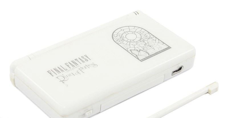 Konsole Final Fantasy Ring of Fates + Netzteil — Limited Edition
