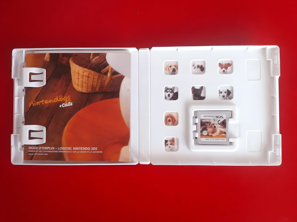 Die geöffnete Hülle von Nintendogs + Cats: Golden Retriever & Neue Freunde zeigt das Modul und die Anleitung.