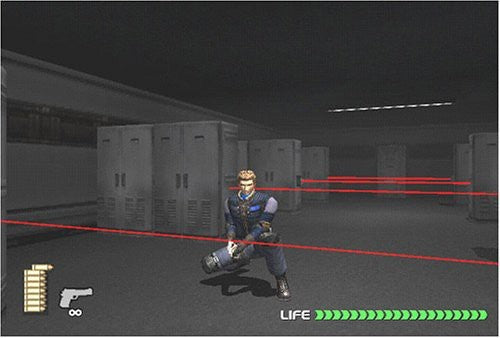 Eine Spielfigur in blau-violetter Uniform duckt sich vor roten Laserstrahlen in einem Lagerraum.