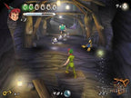 Peter Pan läuft durch eine dunkle Höhle, in der Ferne ein Gegner und ein Skorpion.