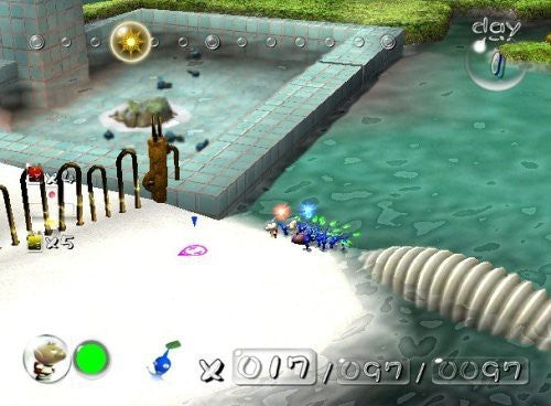 Blaue Pikmin tragen einen Gegenstand über eine Brücke, während im Hintergrund ein brauner Gegner steht.