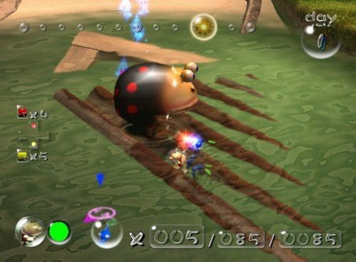 Pikmin greifen einen großen, marienkäferähnlichen Gegner auf Holzplanken über Wasser.