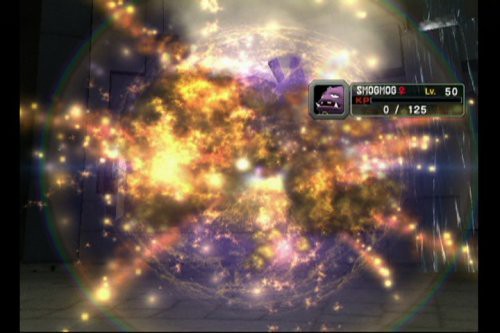 Eine große Explosion mit leuchtenden Farben und Rauch in einem Kampf, mit Statusanzeige von Smogmog.