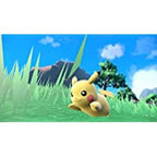 Ein gelbes Pikachu rennt durch hohes grünes Gras, mit Bergen und Bäumen im Hintergrund unter blauem Himmel.