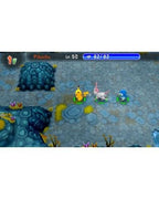 Pikachu und zwei andere Pokemon erkunden einen Dungeon mit blauen Felsformationen und Pflanzen.