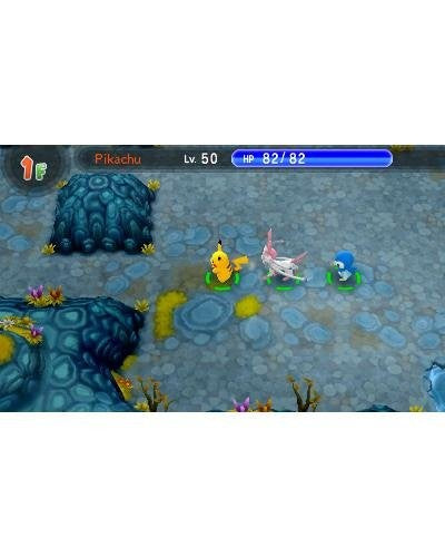 Pikachu und zwei andere Pokemon erkunden einen Dungeon mit blauen Felsformationen und Pflanzen.