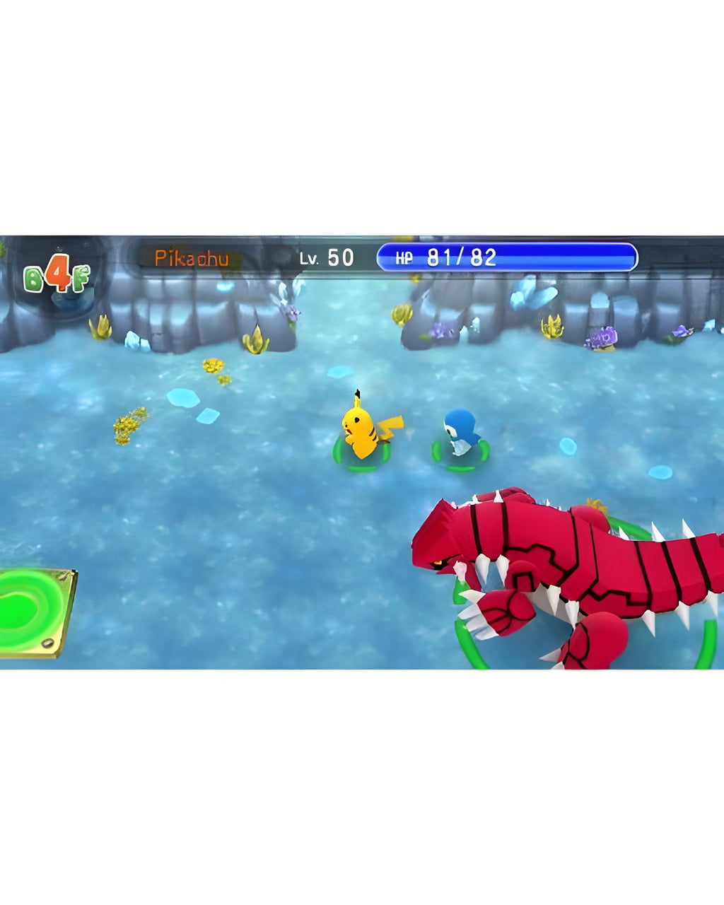 In Pokemon Super Mystery Dungeon kämpfen Pikachu und ein blaues Pokémon gegen Groudon im Wasser.