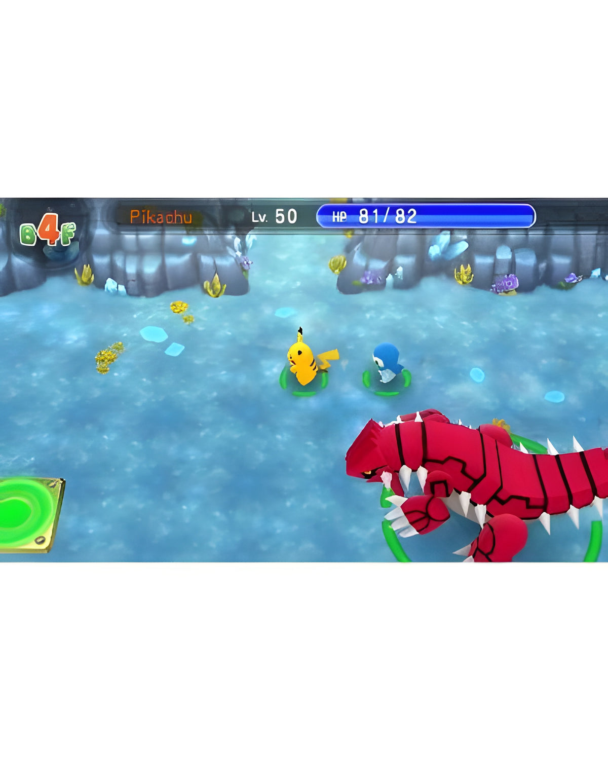 In Pokemon Super Mystery Dungeon kämpfen Pikachu und ein blaues Pokémon gegen Groudon im Wasser.
