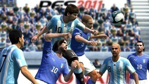 Eine Spielszene zeigt mehrere Fußballspieler in blauen und hellblauen Trikots beim Kopfball.