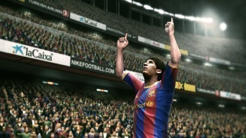 Lionel Messi im Trikot des FC Barcelona jubelt in einem voll besetzten Stadion mit erhobenen Armen.