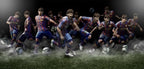 Mehrere Abbildungen von Lionel Messi im blauen Trikot beim Fußballspielen auf dunklem Rasen.