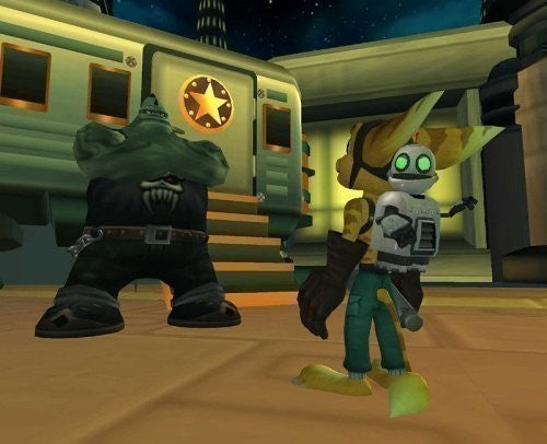 Ratchet und Clank stehen in einer Stadt neben einem großen, grünen, muskulösen Charakter.