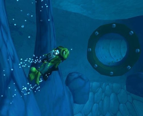 Clank schwimmt unter Wasser in einem grünen Taucheranzug und erzeugt viele Blasen, rechts ist ein Rohr zu sehen.