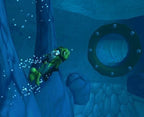 Clank schwimmt unter Wasser in einem grünen Taucheranzug und erzeugt viele Blasen, rechts ist ein Rohr zu sehen.