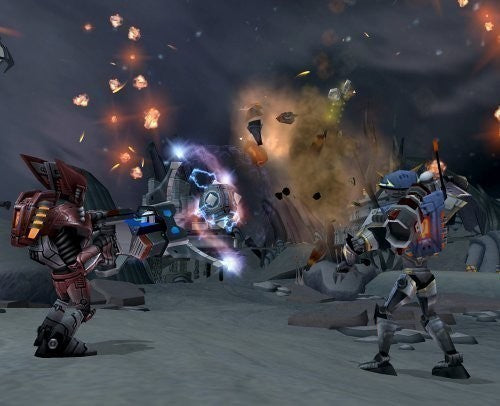 Zwei gepanzerte Charaktere stehen sich gegenüber und schießen in einer felsigen Umgebung.