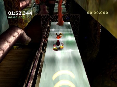Eine Spielszene aus Rayman M zeigt Rayman auf einer hellen Rennstrecke in einem dunklen Tunnel.