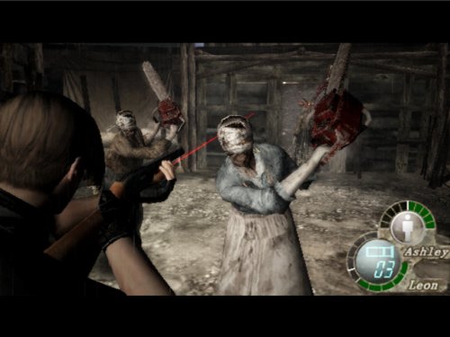 Leon Kennedy zielt mit einem Gewehr auf zwei bandagierte Gegner mit Kettensägen, während Ashley im Hintergrund steht.