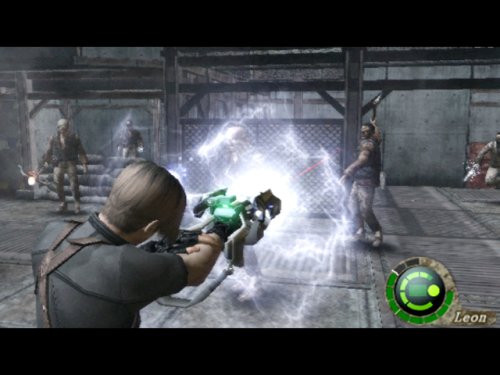 Leon Kennedy feuert eine elektrische Waffe ab, die mehrere zombieartige Gegner in einer Industriehalle trifft.