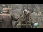 Leon Kennedy steht auf einer Holzbrücke und blickt auf zwei angreifende Gegner, von denen einer eine Axt schwingt.