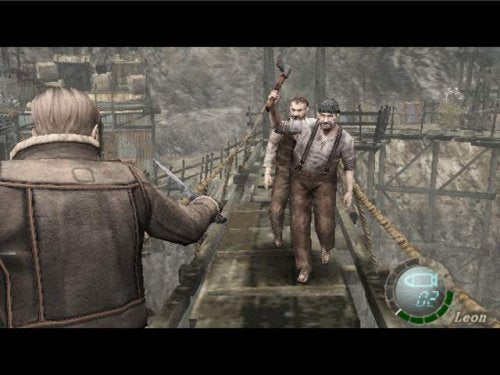 Leon Kennedy steht auf einer Holzbrücke und blickt auf zwei angreifende Gegner, von denen einer eine Axt schwingt.