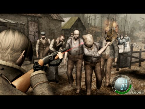 Leon Kennedy zielt mit einer Schrotflinte auf eine Gruppe von Dorfbewohnern, darunter ein Kettensägen-Gegner.