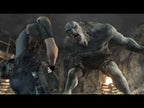 Leon Kennedy steht einem großen, grauen und zähnefletschenden Monster in einer Höhle gegenüber.